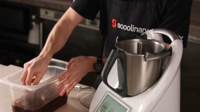 Make chili paste from dried chili peppers