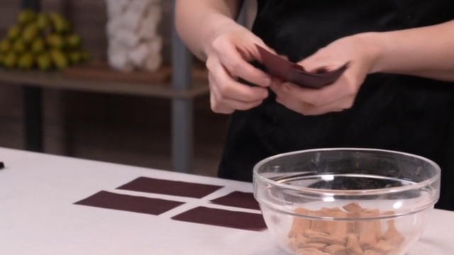 Envolver toffees en papel encerado (tipo papel mantequilla)