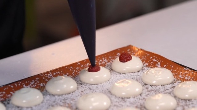 Escudillar mezcla para marshmallows con relleno (3 tiempos)