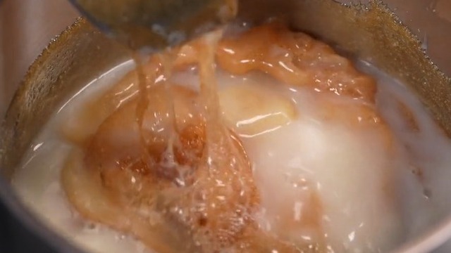 Evitar el choque térmico al incorporar un líquido caliente al caramelo