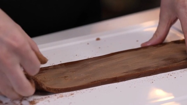 Evitar que el toffee se pegue a la superficie antes del corte