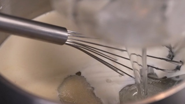 Extraer glucosa de un bol sin dificultad para incorporarla a una mezcla (sin espátula de goma)