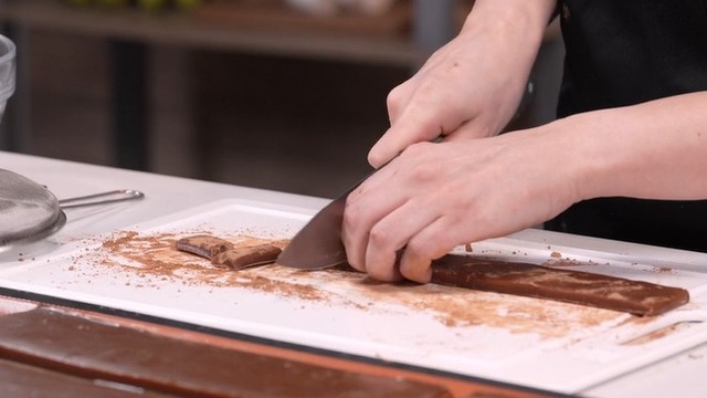 Realizar el corte del toffee con cuchillo