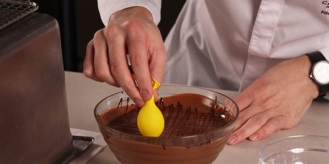 Moldear chocolate con un globo