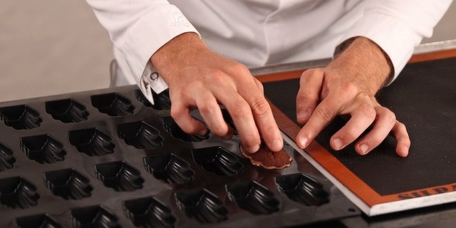 Hacer una cubierta de chocolate para bizcochos