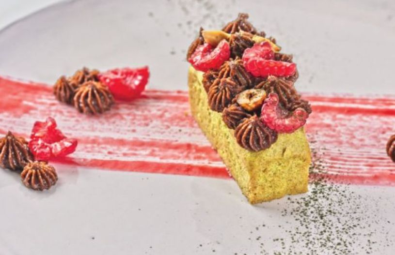 Bizcocho de ortiga con crema de frambuesa y avellana