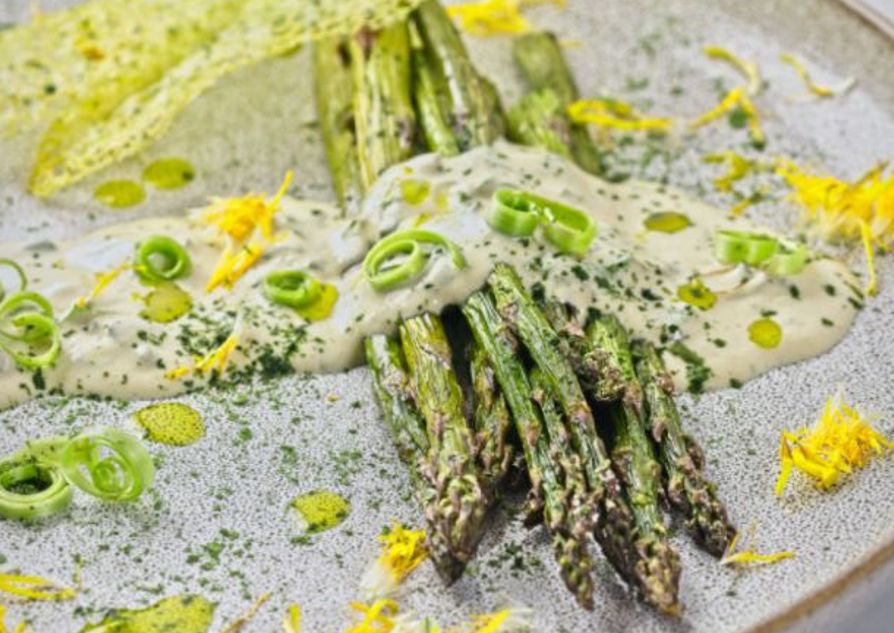Espárragos asados con salsa bearnesa de diente de león