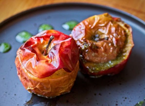 Manzanas navideñas al horno con salsa de acedera