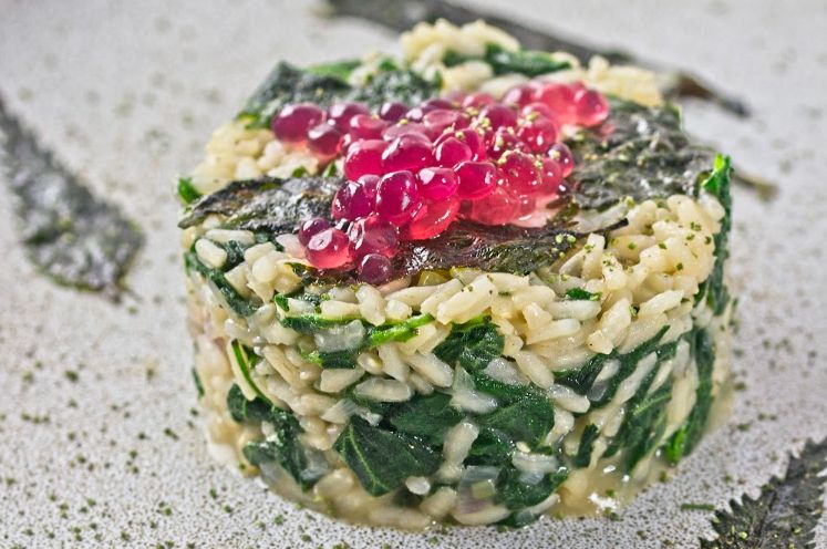 Risotto de ortigas con caviar rosa