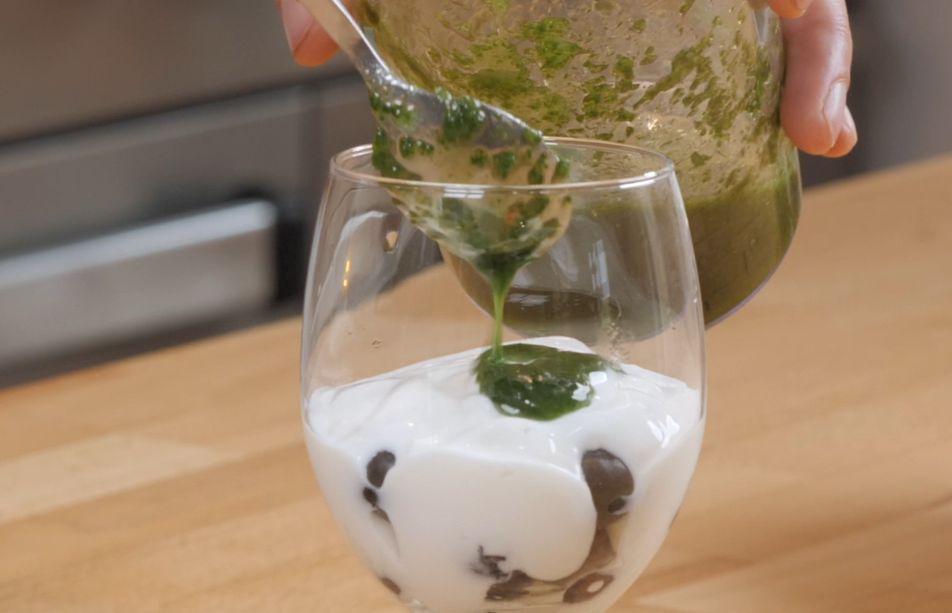 Arándanos con yogur y salsa de acedera