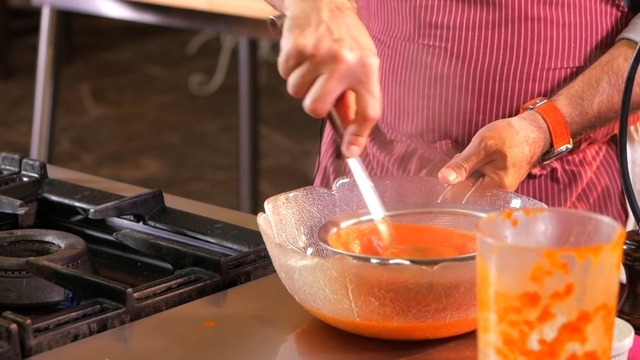 Triturar y colar salsa de tomate para pasta