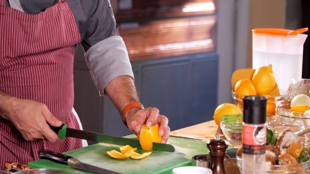 Segregar una naranja en gajos