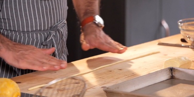 Cortar y dar forma a pasta pici