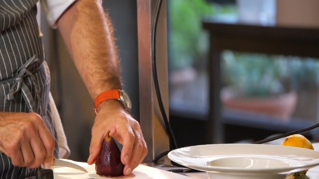 Recortar y escalfar una pera en vino tinto