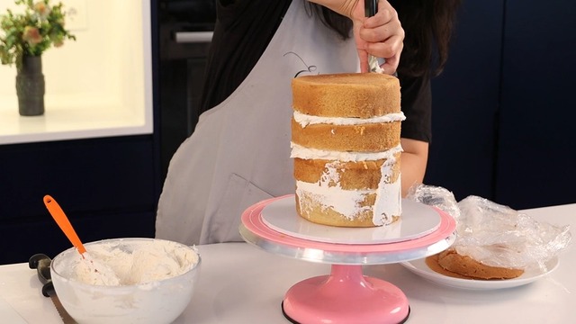 Aplicar capa recogemigas a un bizcocho con buttercream