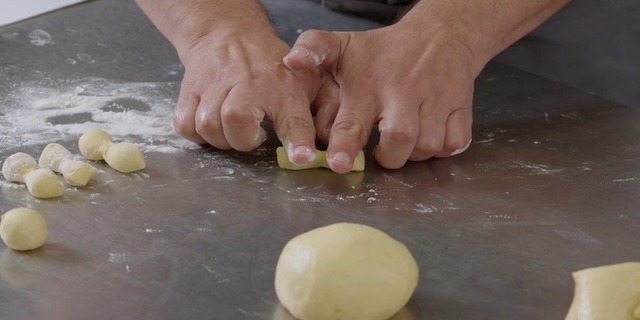 Formar un pan de muerto