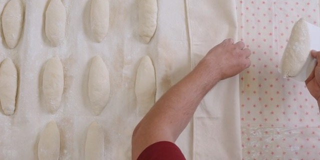 Fermentar bolillos en lino de panadería
