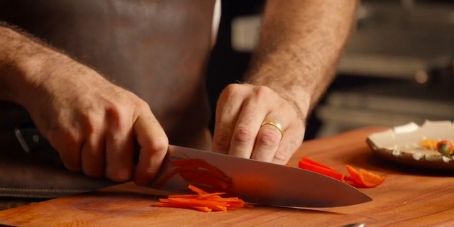 Cortar chiles en brunoise