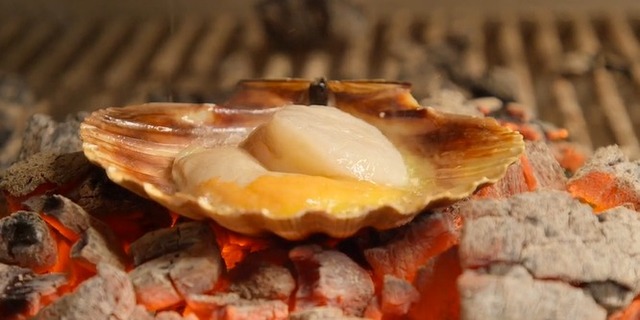 Asar vieiras a la barbacoa