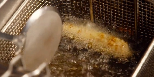 Freír berenjena a la parrilla en tempura