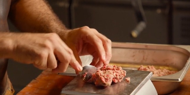 Moler y enfriar hamburguesas