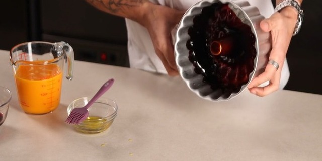 Pour caramel into a Pudim mold