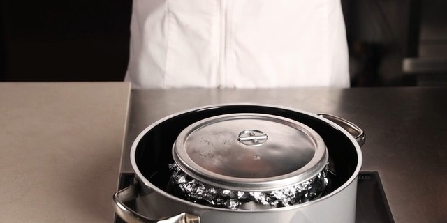 Cook pudim in a saucepan