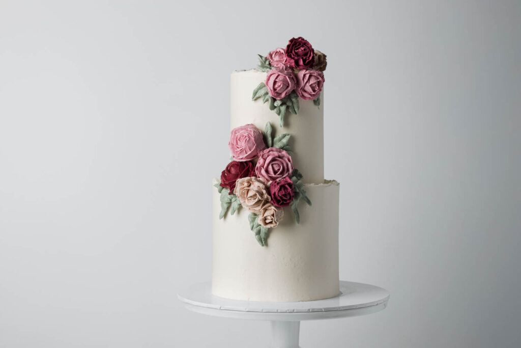 Diseño de tarta de boda con rosas
