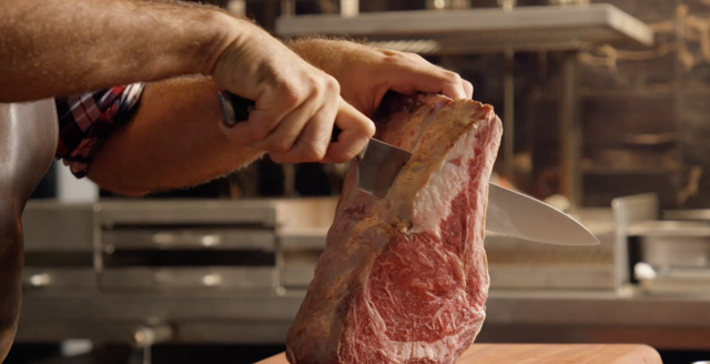 Cortar filetes de costilla de res