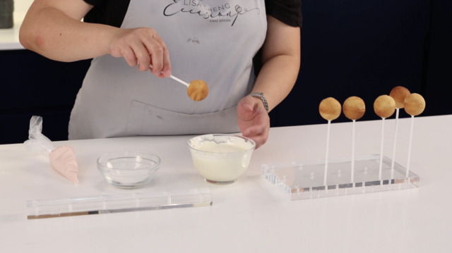Bañar los cake pops con chocolate