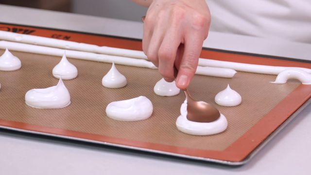 Escudillar petits pavlovas