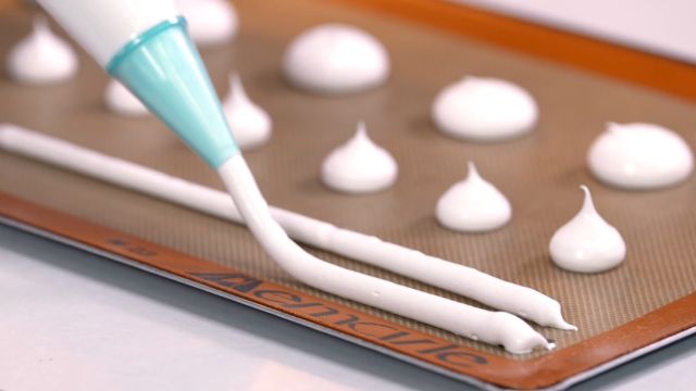 Escudillar bastones con manga pastelera