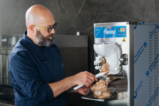 Procesar helado en una máquina de Carpigiani