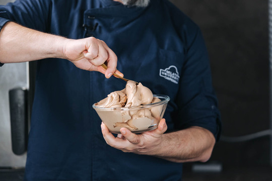 Dejar que el helado se endurezca antes de colocarlo en la vitrina