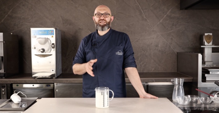 Pasteurizar y dejar madurar una base de helado blanco