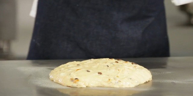 Realizar pliegues para masa de brioche kouglof