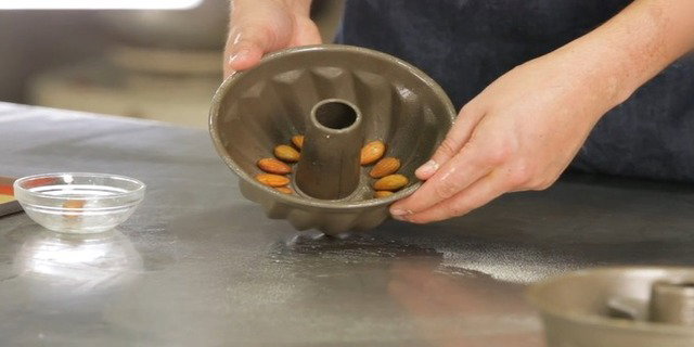 Moldear masa de brioche kouglof en moldes