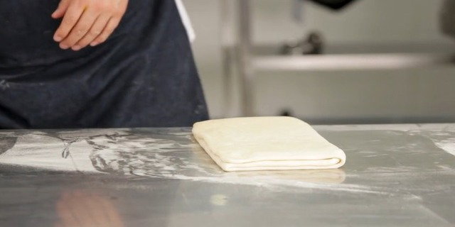 Realizar pliegues de masa para croissants manualmente