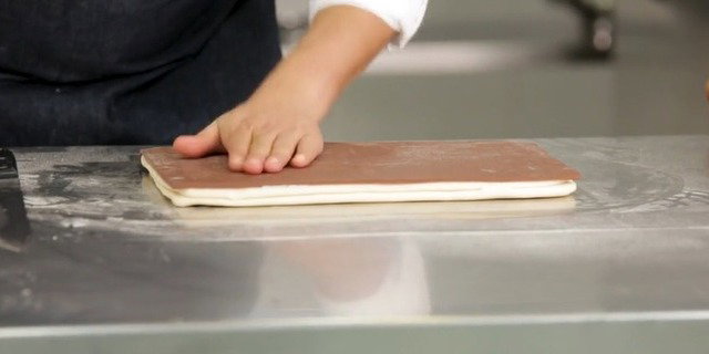 Estirar masa de croissant bicolor con laminadora