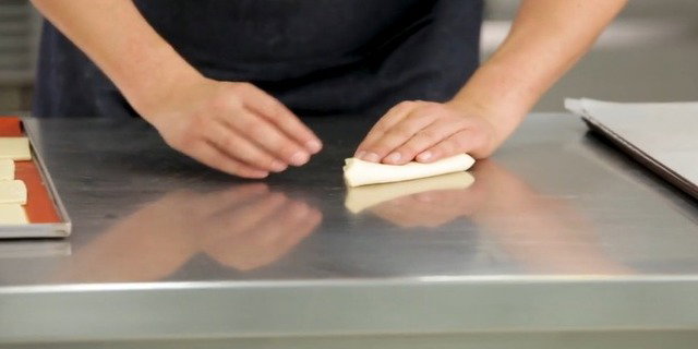 Moldear masa hojaldrada en forma de pañuelo