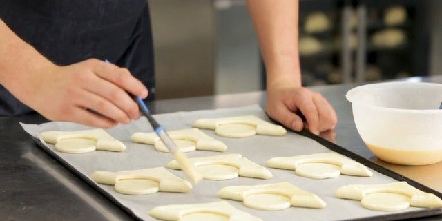 Moldear masa hojaldrada en forma de medio pañuelo