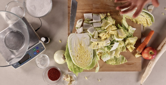Cut the cabbage to make kimchi