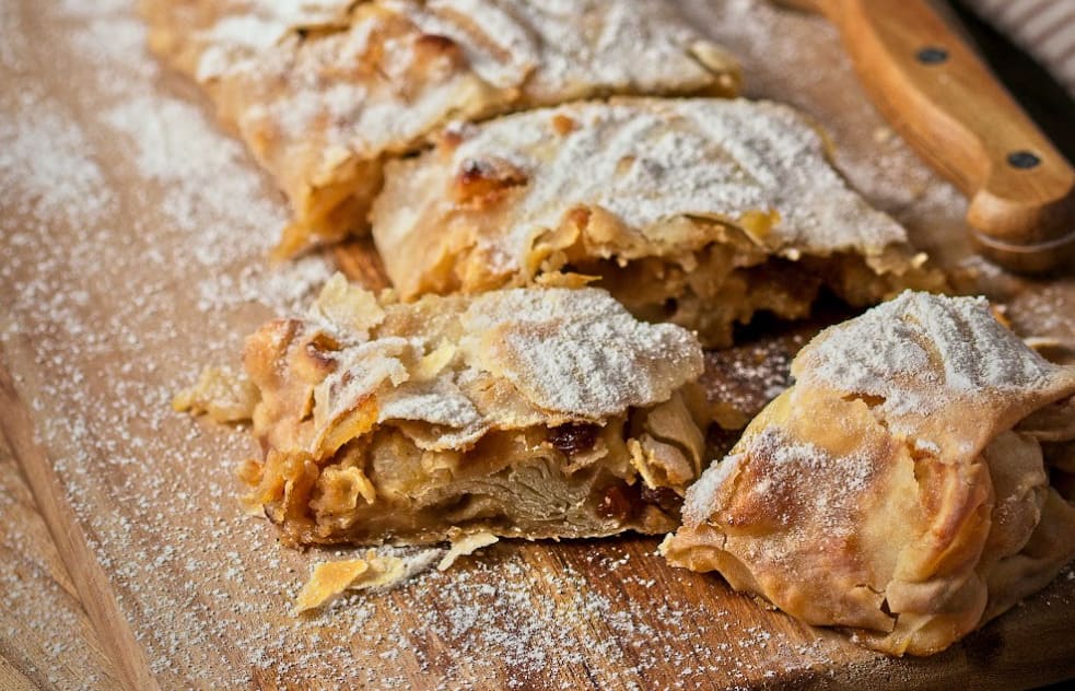 Sweet strudel: Vegan apple strudel