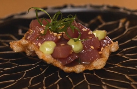Tartar de atún sobre galleta de tapioca, achiote y togarashi
